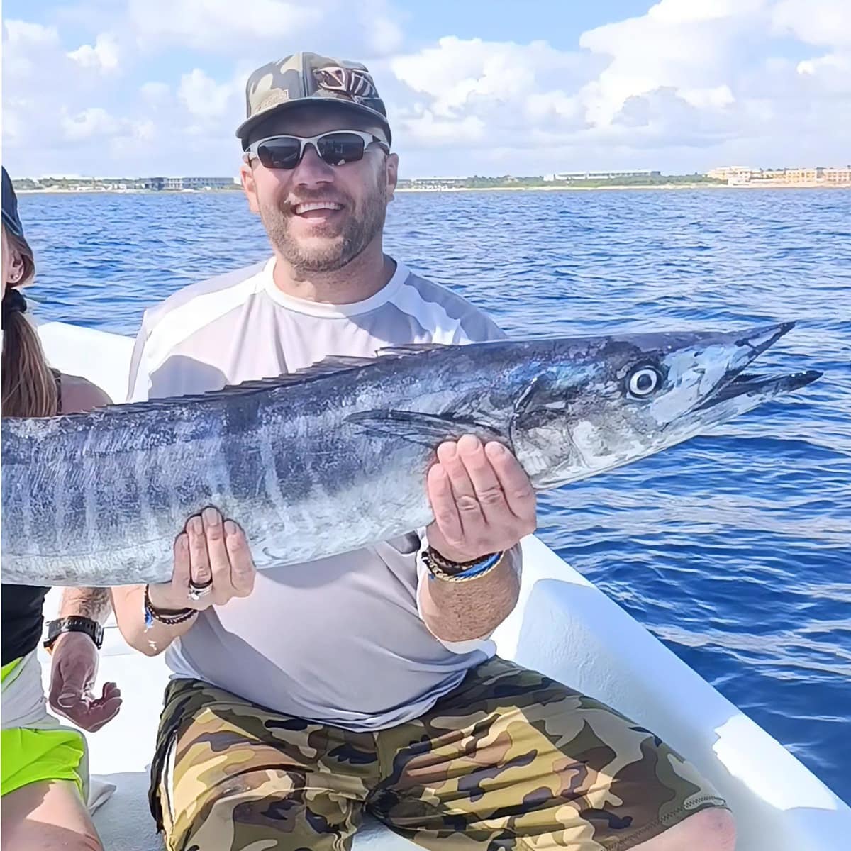 Guía Xarou con mahi-mahi capturado en tour de pesca privada Akumal