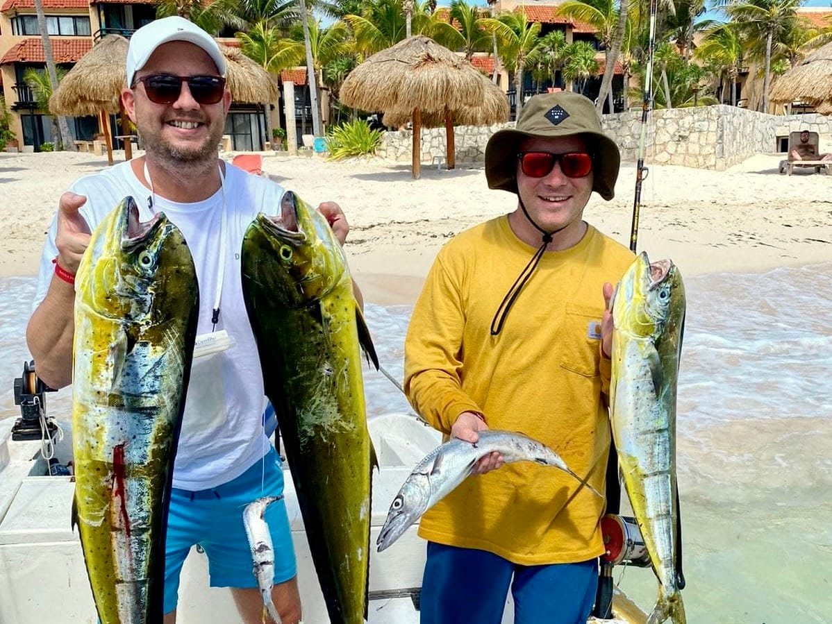Regreso a la bahía: clientes en la playa con los dorados del día