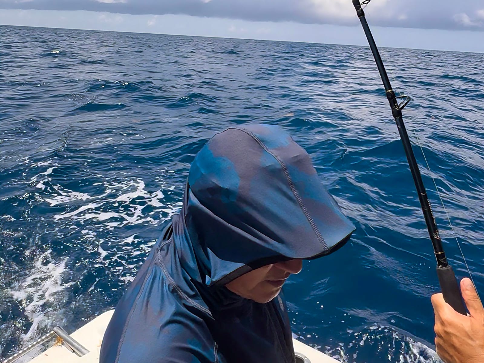 Pesca al troleo en mar abierto: las líneas en el agua mientras la lancha avanza