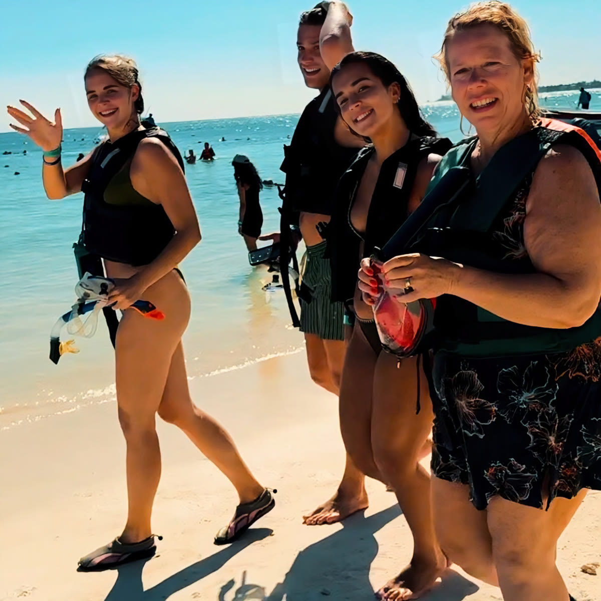 Grupo haciendo snorkel con tortugas marinas en Akumal Bay