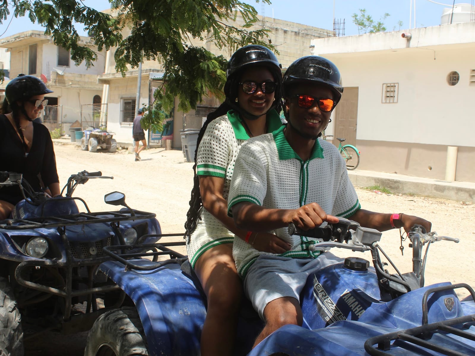 Pareja con casco sale en una cuatrimoto doble