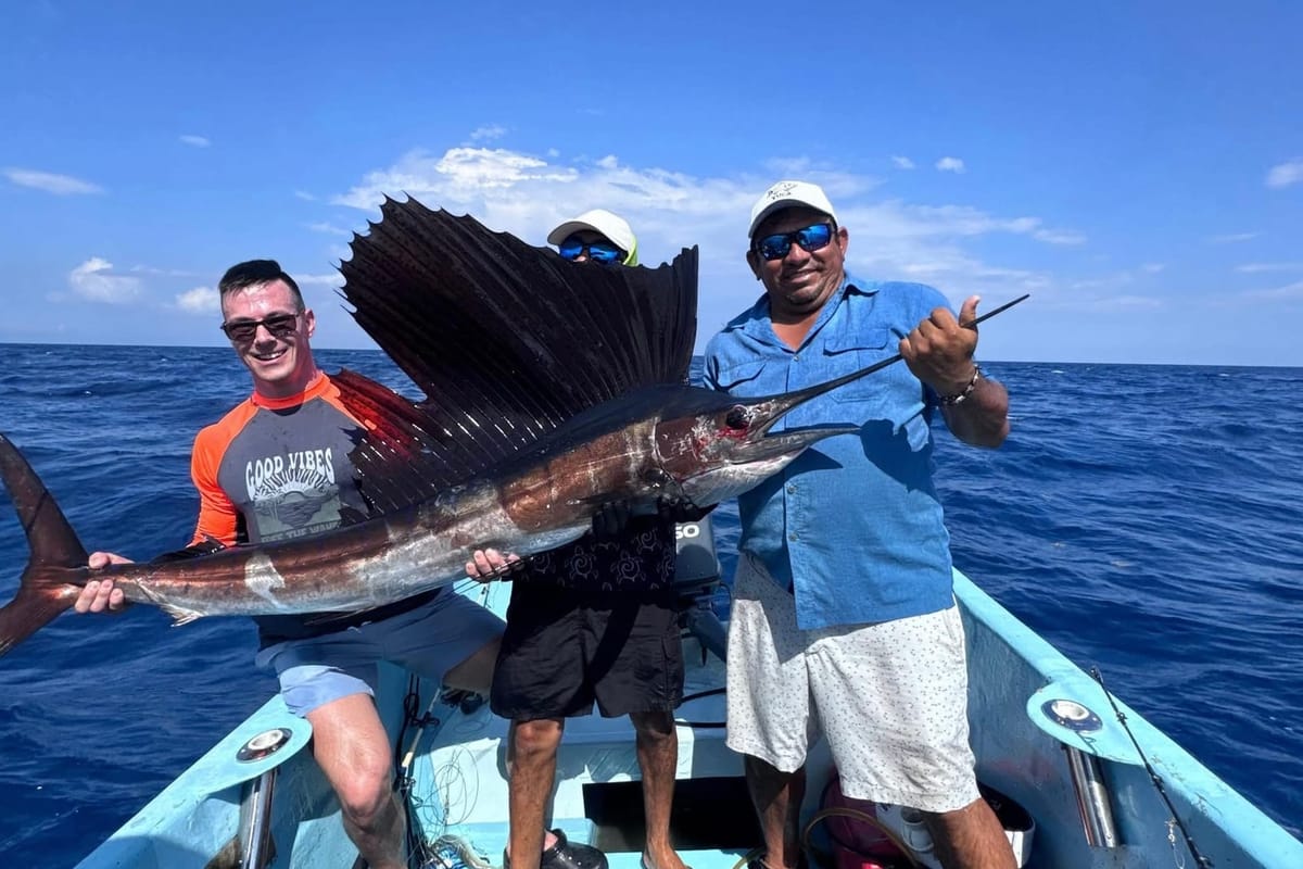 Guía Xarou con mahi-mahi capturado en tour de pesca privada Akumal