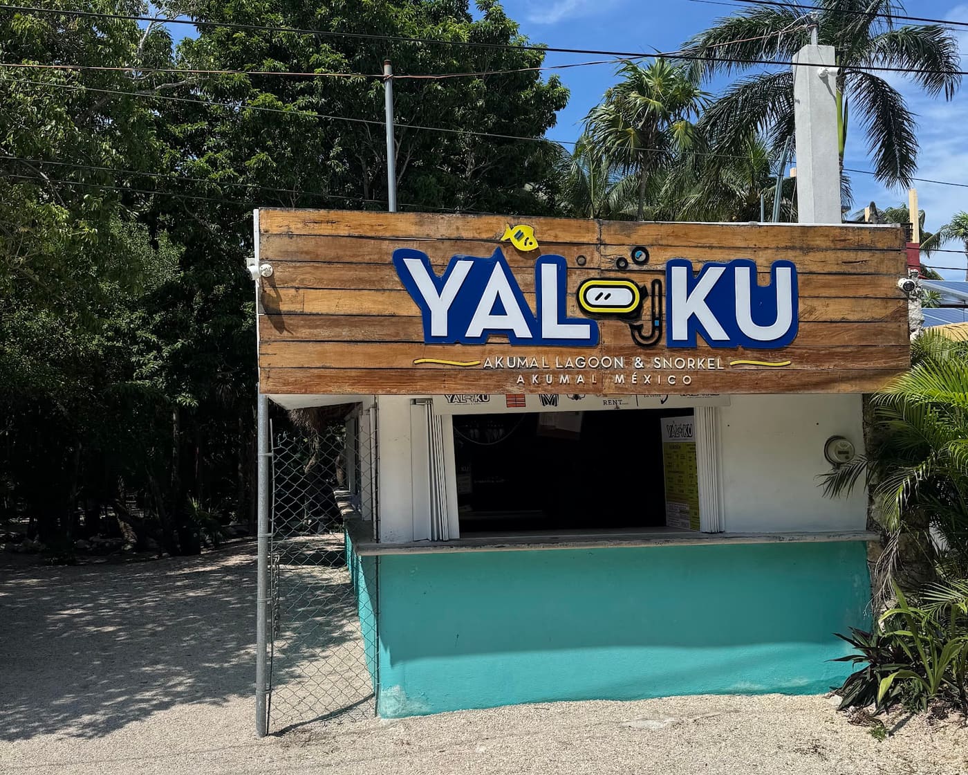 Entrada del parque Yal-Kú en Akumal, a donde llegas en mototaxi
