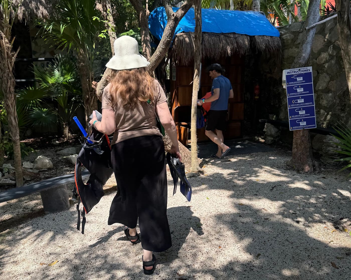 Llegada al parque de la Laguna Yal-Kú con chaleco, visor y tubo de snorkel en mano