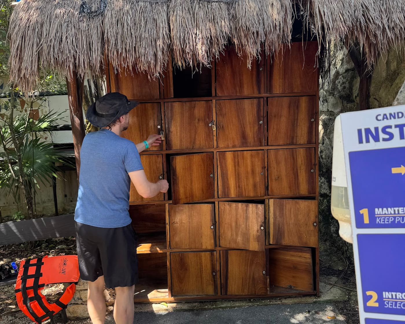 Guardando las cosas en el locker incluido antes del snorkel en Yal-Kú, con el chaleco salvavidas listo
