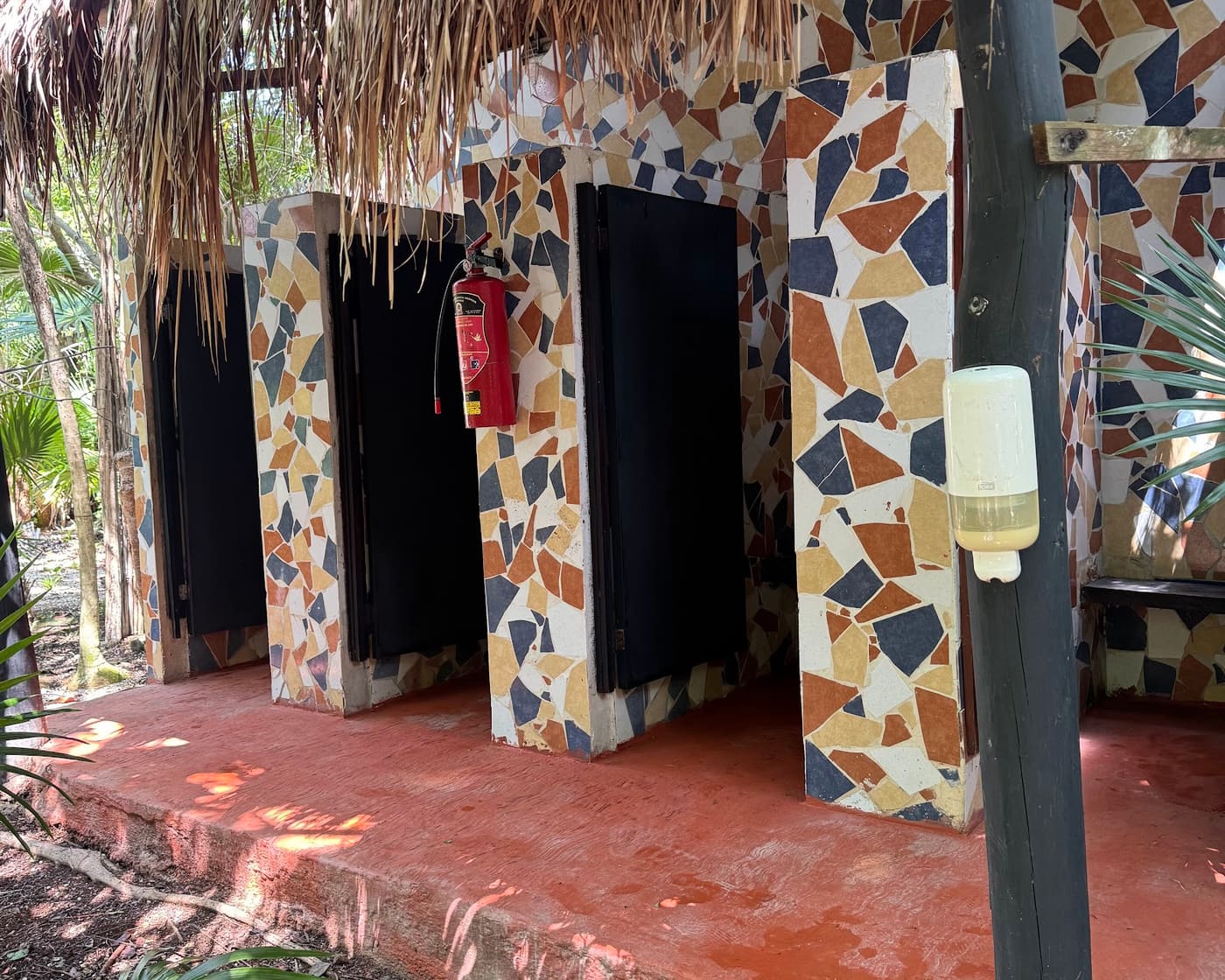 Vestidores del parque de la Laguna Yal-Kú, incluidos en el tour